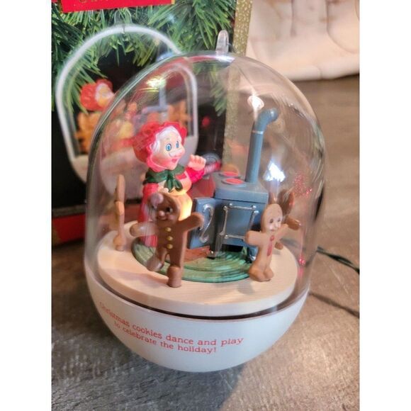 Hallmark 1990 Mrs. Santa's kitchen ornament Xmas Decor magic gingerbread - Picture 4 of 7